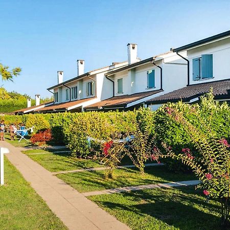 Terraced House In The Ca' Del Pino Holiday Complex With Communal Pool In Bibione Bagian luar foto