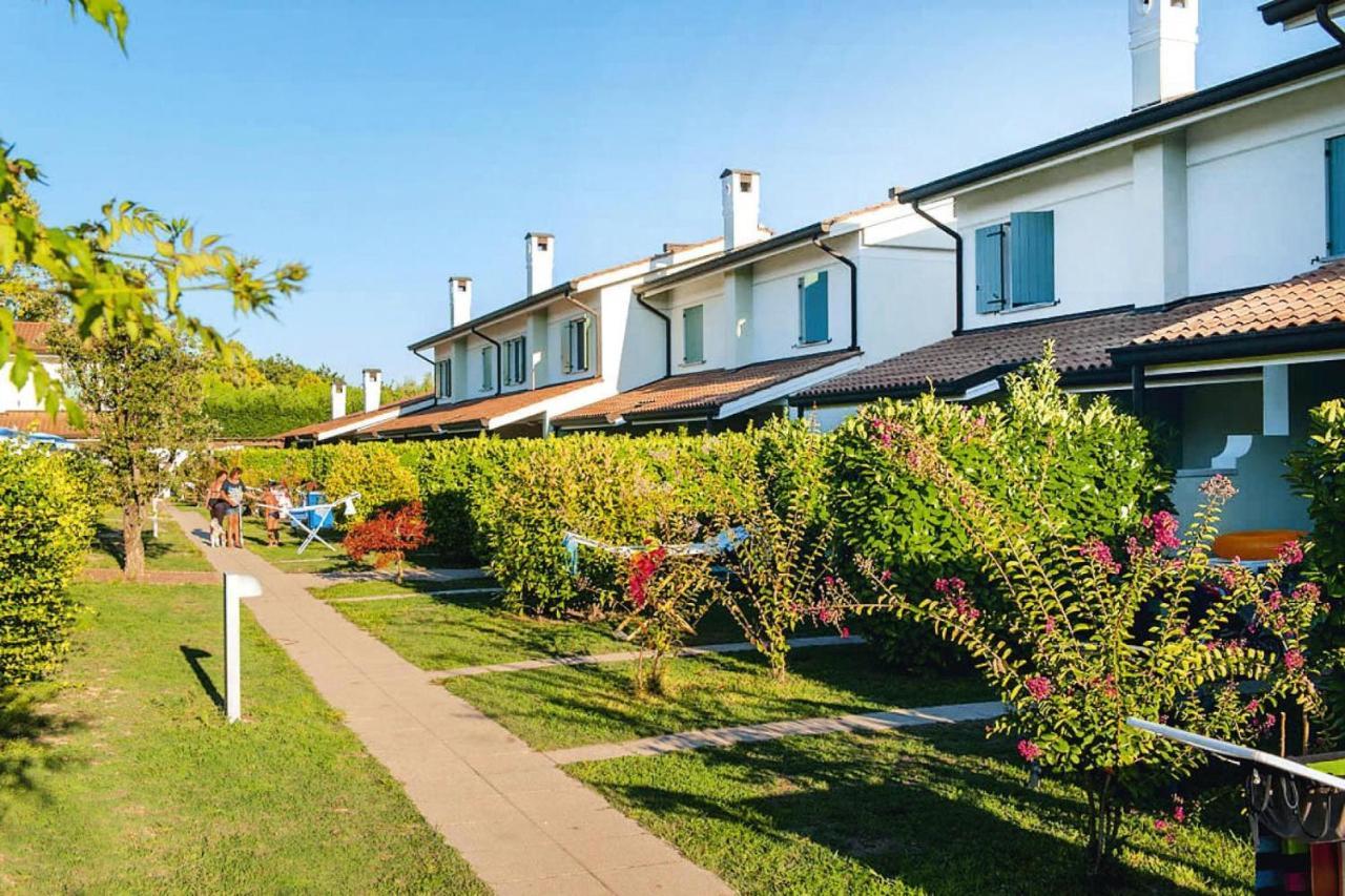 Terraced House In The Ca' Del Pino Holiday Complex With Communal Pool In Bibione Bagian luar foto