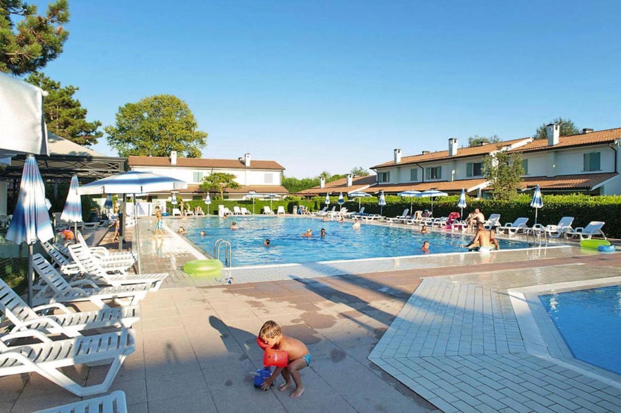 Terraced House In The Ca' Del Pino Holiday Complex With Communal Pool In Bibione Bagian luar foto
