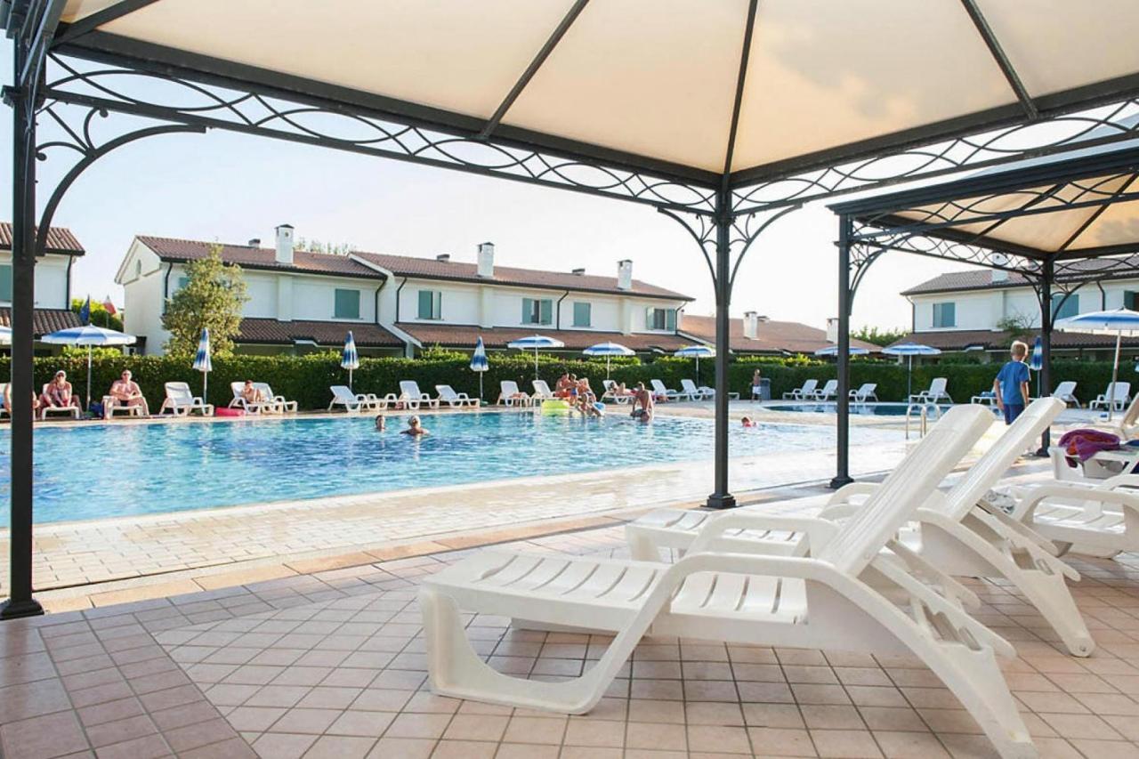 Terraced House In The Ca' Del Pino Holiday Complex With Communal Pool In Bibione Bagian luar foto
