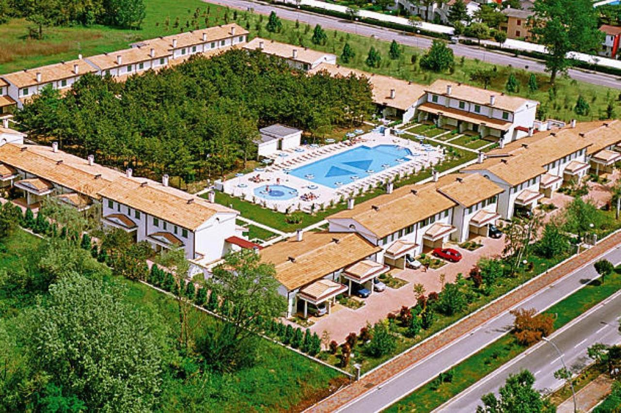 Terraced House In The Ca' Del Pino Holiday Complex With Communal Pool In Bibione Bagian luar foto