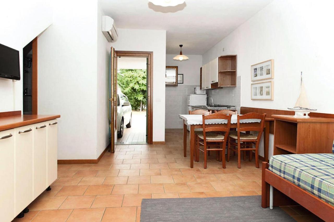 Terraced House In The Ca' Del Pino Holiday Complex With Communal Pool In Bibione Bagian luar foto