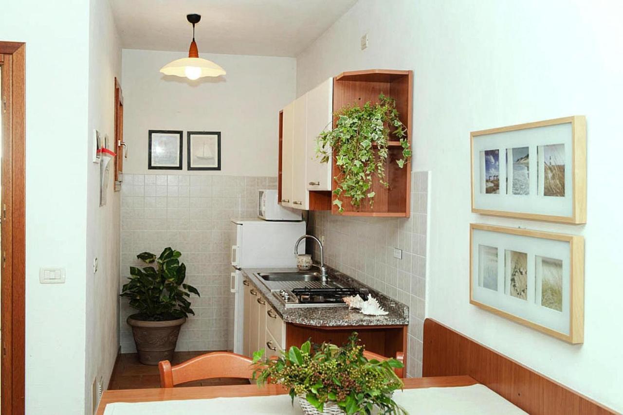 Terraced House In The Ca' Del Pino Holiday Complex With Communal Pool In Bibione Bagian luar foto