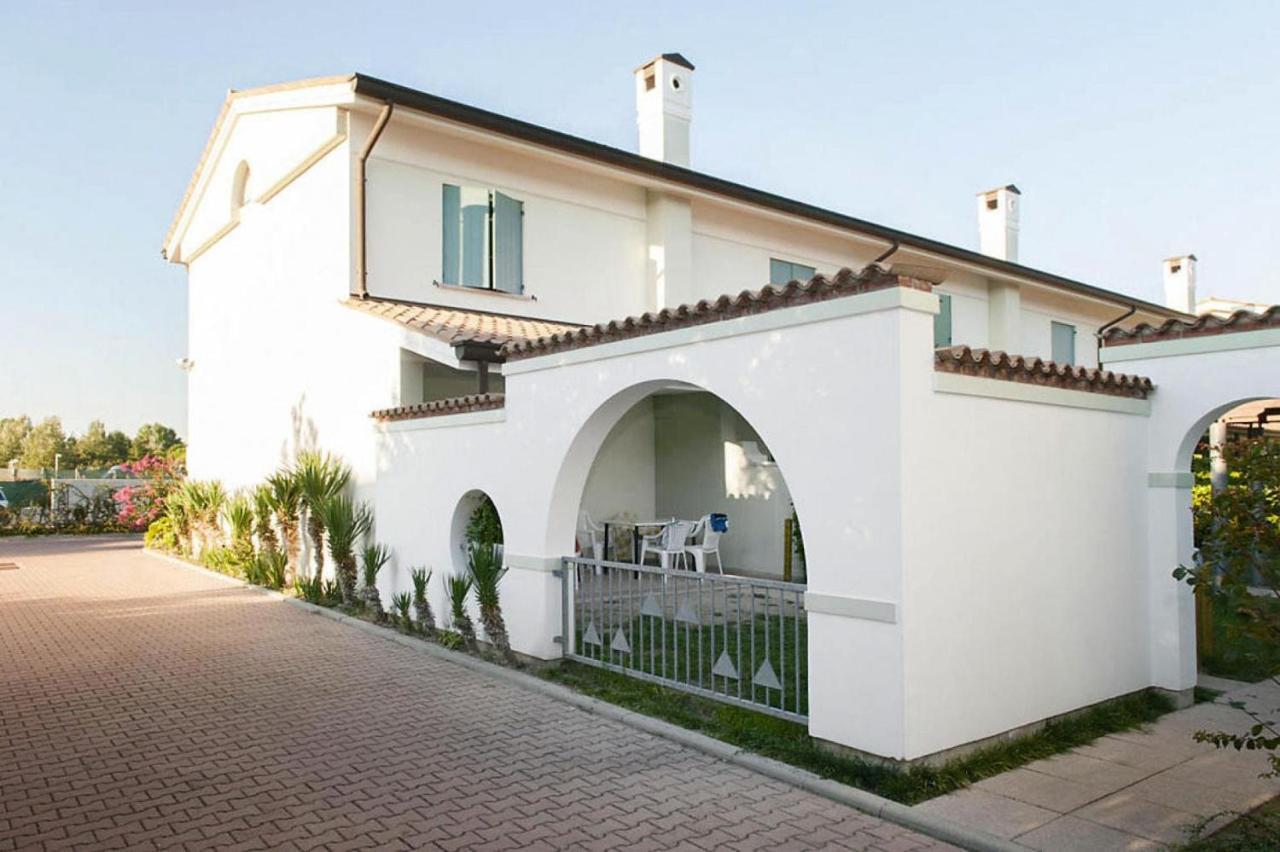 Terraced House In The Ca' Del Pino Holiday Complex With Communal Pool In Bibione Bagian luar foto