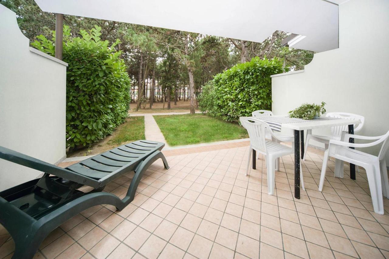 Terraced House In The Ca' Del Pino Holiday Complex With Communal Pool In Bibione Bagian luar foto