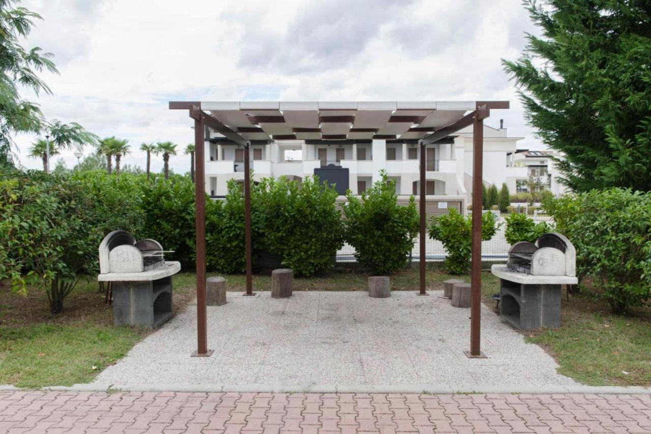 Terraced House In The Ca' Del Pino Holiday Complex With Communal Pool In Bibione Bagian luar foto