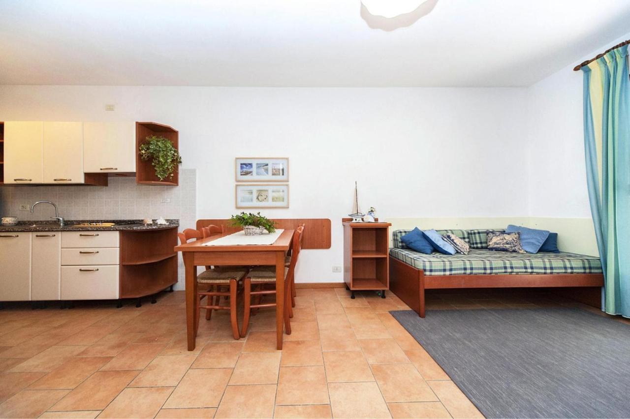 Terraced House In The Ca' Del Pino Holiday Complex With Communal Pool In Bibione Bagian luar foto